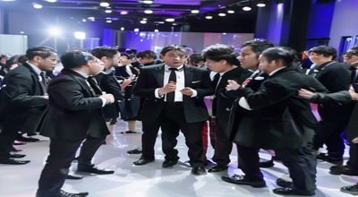 知名影视演员在颁奖典礼后台与同行发生激烈争执，周围工作人员慌乱劝阻，今日黑料独家曝光